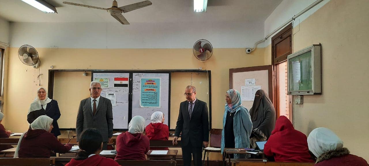 مدير تعليم القاهرة يتفقد بدء أعمال إمتحانات الصف الثانى الثانوى بمدرسة صفية زغلول الثانوية بنات - إدارة الزيتون التعليمية