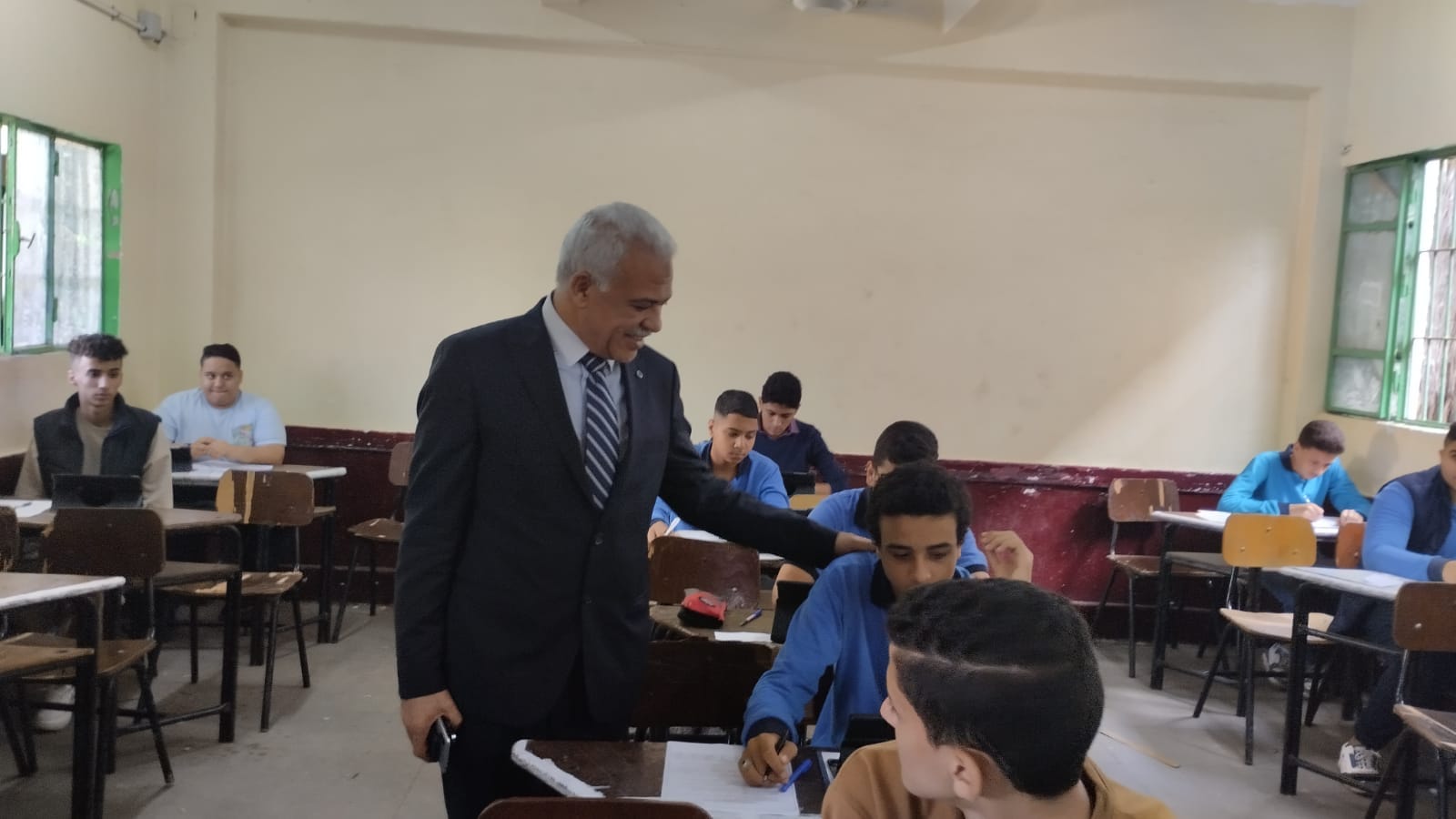 متابعة الاستاذ ايمن موسي سير أعمال الإمتحانات بمدرسة الطبرى الثانوية بنين - إدارة مصر الجديدة التعليمية